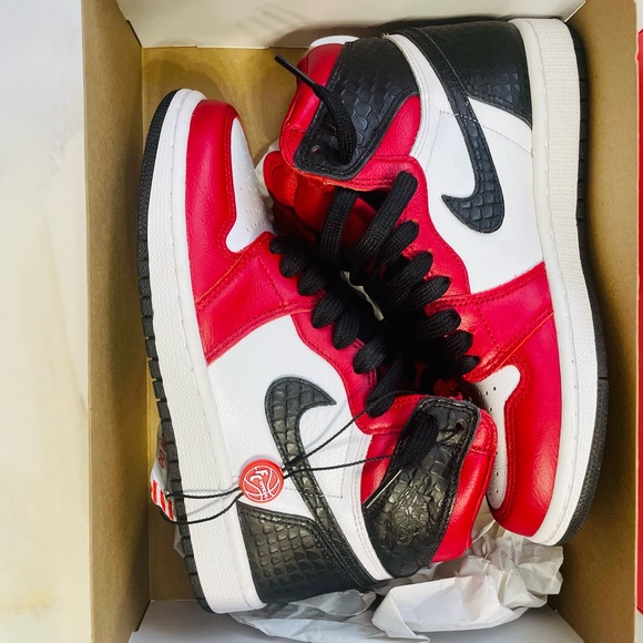 Air Jordan 1 NEW AUTHENTIC RETRO HIGH OG ‘SATIN RED WOMEN SZ 5 - Picture 4 of 10